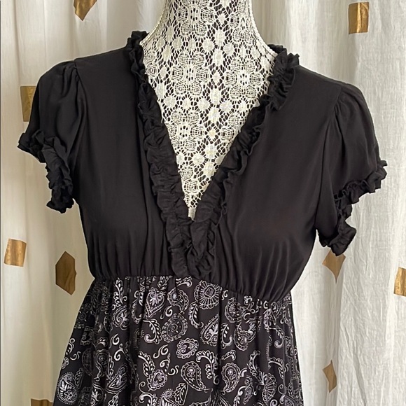 Elegant Black Dress with Paisley and Pink Details - Picture 6 of 8